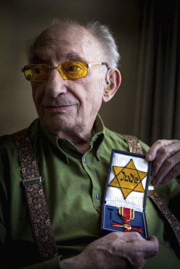 DEU Germany Germany Berlin The Jewish witness Walter Frankenstein with his Jewish star from 1942 and the Federal Cross of Merit of the Federal Republic of Germany