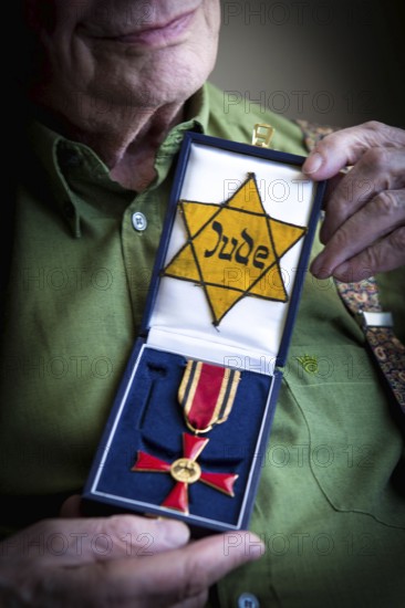 DEU Germany Germany Berlin The Jewish witness Walter Frankenstein with his Jewish star from 1942 and the Federal Cross of Merit of the Federal Republic of Germany