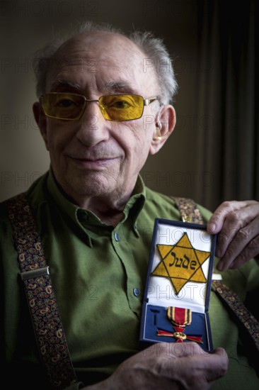 DEU Germany Germany Berlin The Jewish witness Walter Frankenstein with his Jewish star from 1942 and the Federal Cross of Merit of the Federal Republic of Germany
