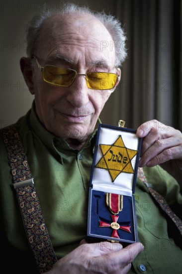DEU Germany Germany Berlin The Jewish witness Walter Frankenstein with his Jewish star from 1942 and the Federal Cross of Merit of the Federal Republic of Germany
