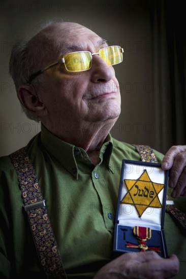 DEU Germany Germany Berlin The Jewish witness Walter Frankenstein with his Jewish star from 1942 and the Federal Cross of Merit of the Federal Republic of Germany