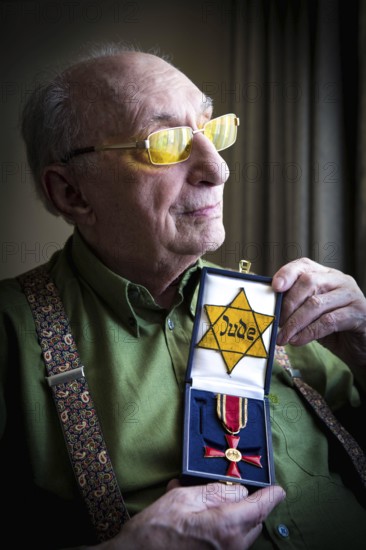 DEU Germany Germany Berlin The Jewish witness Walter Frankenstein with his Jewish star from 1942 and the Federal Cross of Merit of the Federal Republic of Germany