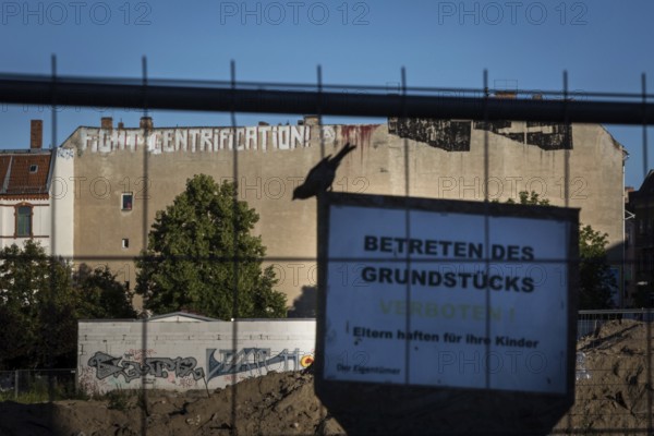 DEU Germany Germany Berlin A graffiti with the inscription 'Fight Gentrification' on a house wall in Berlin-Friedrichshain