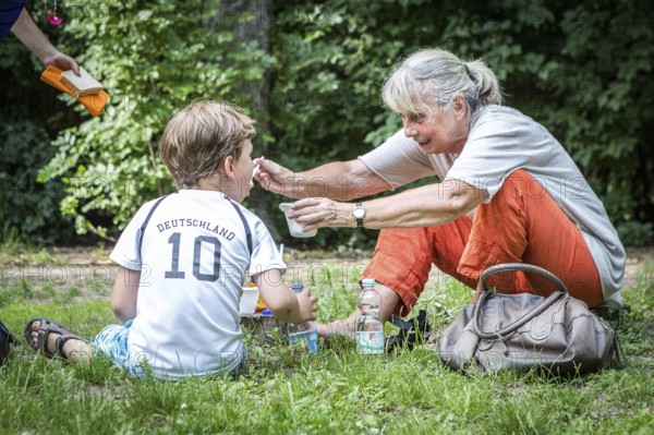 DEU Germany Germany Berlin Summer party at the Northwest daycare center on Prager Platz. picnic in the garden