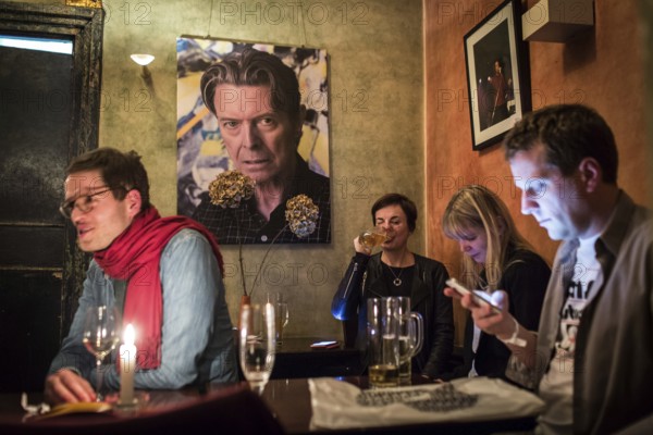 DEU Germany Germany Berlin David Bowie birthday party at 'Das neue Ufer' with karaoke songs and colorful guests