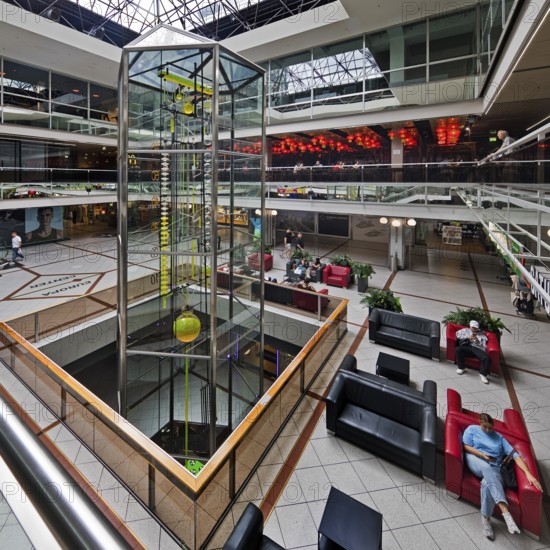 Europa-Center, shopping center, western courtyard with Bernard Gitton's flowing time clock, Charlottenburg, Berlin, Germany