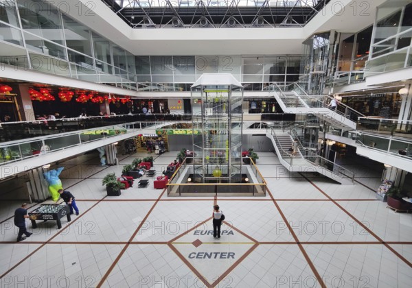 Europa-Center, shopping center, western courtyard with Bernard Gitton's flowing time clock, Charlottenburg, Berlin, Germany