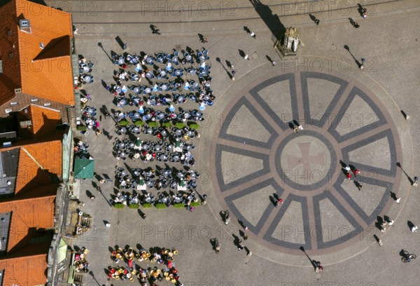 Hanseatic cross in front of the Bremen Roland on the market square of Bremen in front of the town hall and gabled houses, city centre of Bremen, city, aerial view, aerial photography of Bremen, Bremen, Germany, Europe, birds-eyes view, aerial photography, aerial photography, overview, bird's eye view