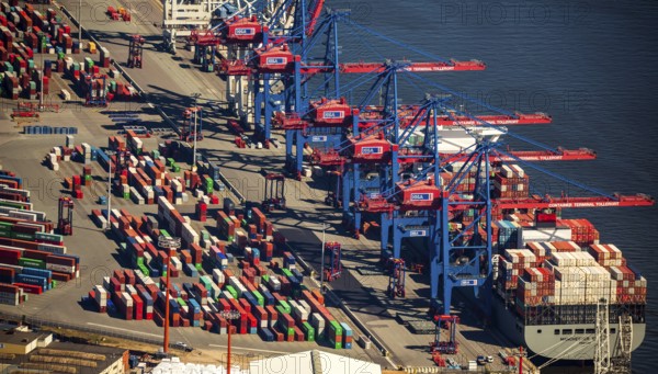 Container loading, container gantry cranes, container cranes, container ship, container freighter, container, container port Hamburg, CTA, Container Terminal Altenwerder, Hamburg-Altenwerder, Port of Hamburg, Elbe, Hamburg, Free and Hanseatic City of Hamburg, Germany, Europe, aerial view, birds-eyes view, aerial photograph, aerial photography, aerial photography, overview, overview, bird's eye view