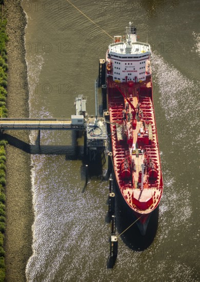 Gas tanker being unloaded, Hamburg harbour, Elbe, Hamburg, Free and Hanseatic City of Hamburg, Germany, Europe, aerial view, birds-eyes view, aerial photography, aerial photography, overview, overview, bird's eye view