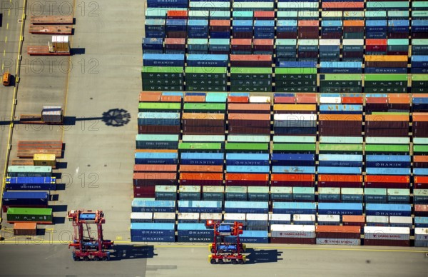 Straddle carrier, container transporter, container port Hamburg, CTA, Container Terminal Altenwerder, Hamburg-Altenwerder, Port of Hamburg, Elbe, Hamburg, Free and Hanseatic City of Hamburg, Germany, Europe, aerial view, birds-eyes view, aerial photography, aerial photography, overview, bird's eye view