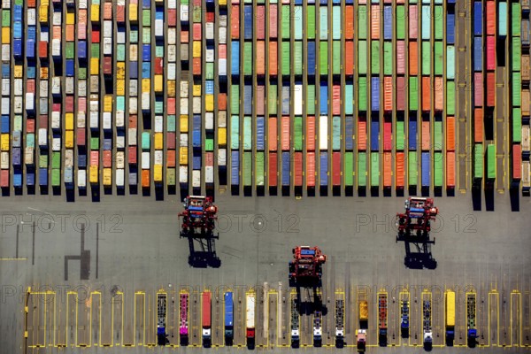Straddle carrier, container transporter, container port Hamburg, CTA, Container Terminal Altenwerder, Hamburg-Altenwerder, Port of Hamburg, Elbe, Hamburg, Free and Hanseatic City of Hamburg, Germany, Europe, aerial view, birds-eyes view, aerial photography, aerial photography, overview, bird's eye view
