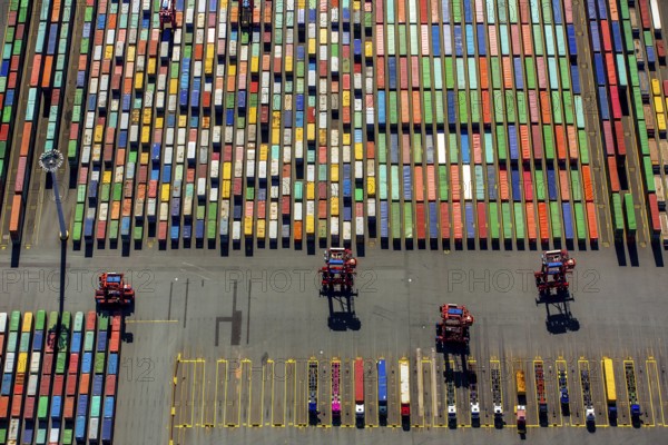 Straddle carrier, container transporter, container port Hamburg, CTA, Container Terminal Altenwerder, Hamburg-Altenwerder, Port of Hamburg, Elbe, Hamburg, Free and Hanseatic City of Hamburg, Germany, Europe, aerial view, birds-eyes view, aerial photography, aerial photography, overview, bird's eye view