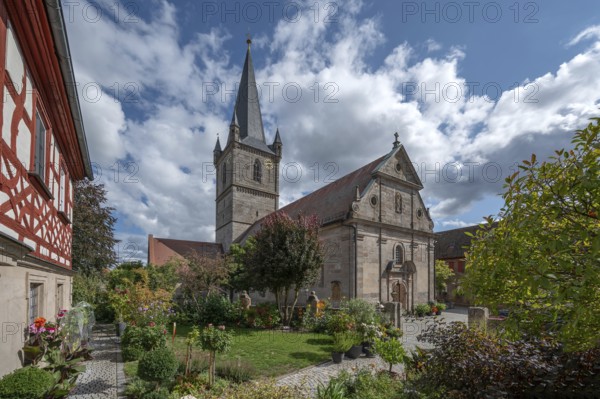 St. Mary's pilgrimage church, third largest fortified church in Germany, built from 1461 to 1486, the rectory on the left, Hannberg, Middle Franconia, Bavaria, Germany
