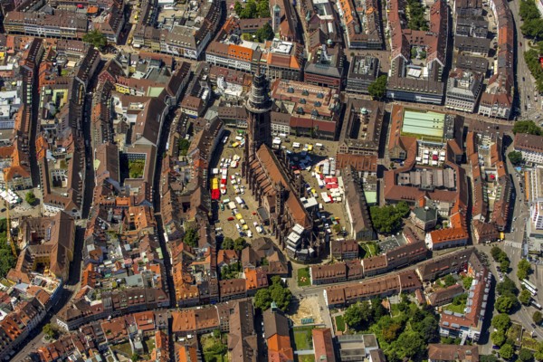 Freiburg Minster with market square, Freiburg im Breisgau, Breisgau, Baden-Württemberg, Germany, Europe, aerial view, birds-eyes view, aerial photography, aerial photography, overview, bird's eye view, university city, trinational metropolitan region Upper Rhine