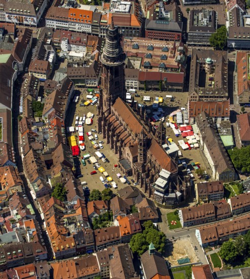 Freiburg Minster with market square, Freiburg im Breisgau, Breisgau, Baden-Württemberg, Germany, Europe, aerial view, birds-eyes view, aerial photography, aerial photography, overview, bird's eye view, university city, trinational metropolitan region Upper Rhine