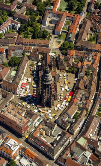 Freiburg Minster with market square, Freiburg im Breisgau, Breisgau, Baden-Württemberg, Germany, Europe, aerial view, birds-eyes view, aerial photography, aerial photography, overview, bird's eye view, university city, trinational metropolitan region Upper Rhine