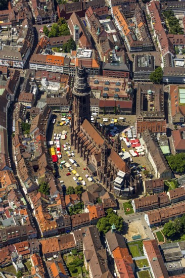 Freiburg Minster with market square, Freiburg im Breisgau, Breisgau, Baden-Württemberg, Germany, Europe, aerial view, birds-eyes view, aerial photography, aerial photography, overview, bird's eye view, university city, trinational metropolitan region Upper Rhine