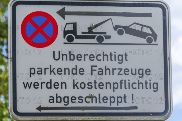 Traffic sign at Holtenauer Hafen, parking ban, towing unauthorized vehicles, picture, tow truck, Baltic Sea, Kiel Fjord, Kiel, Holtenau district, Schleswig-Holstein, Germany