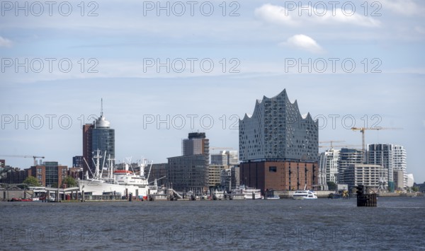 View across the Elbe to modern HafenCity buildings, Elbphilharmonie and Columbushaus, Hamburg, Germany