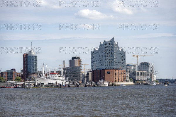 View across the Elbe to modern HafenCity buildings, Elbphilharmonie and Columbushaus, Hamburg, Germany