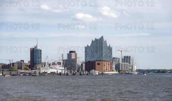 View across the Elbe to modern HafenCity buildings, Elbphilharmonie and Columbushaus, Hamburg, Germany