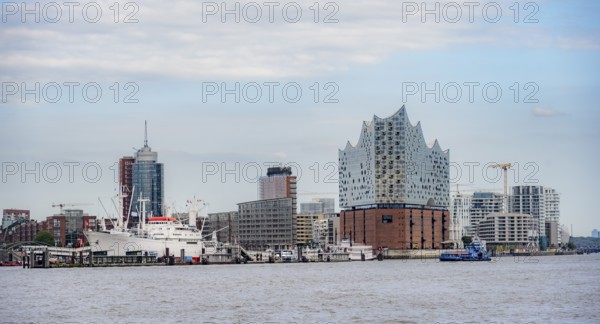 View across the Elbe to modern HafenCity buildings, Elbphilharmonie and Columbushaus, Hamburg, Germany