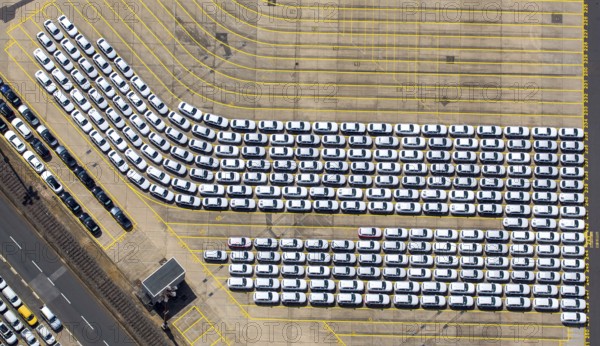 New car loading at Hansahafen, Unikai in Hamburg harbour, Hamburg harbour, Elbe, Hamburg, Free and Hanseatic City of Hamburg, Germany, Europe, aerial view, birds-eyes view, aerial photography, aerial photography, overview, bird's eye view