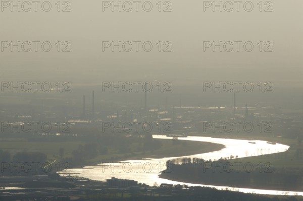 Remagen Rhine backlight industry chemical plant Bayer plant Bayer-Leverkusen Bayer Leverkusen haze Rhine navigation shipping Rhine valley flight date 31.10.2005 photo: aerial photo Hans Blossey, urban planning architecture