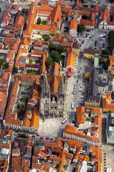 Regensburg Cathedral on Cathedral Square, Cathedral Church of St Peter, Regensburg, independent city in Eastern Bavaria, Bavaria, Germany, Europe, aerial view, bird's-eye view, aerial photography, aerial photography, overview, bird's-eye view