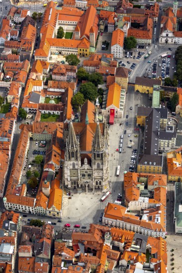Regensburg Cathedral on Cathedral Square, Cathedral Church of St Peter, Regensburg, independent city in Eastern Bavaria, Bavaria, Germany, Europe, aerial view, bird's-eye view, aerial photography, aerial photography, overview, bird's-eye view
