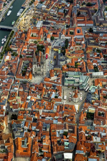 Regensburg Cathedral on Cathedral Square, Cathedral Church of St Peter, Regensburg, independent city in Eastern Bavaria, Bavaria, Germany, Europe, aerial view, bird's-eye view, aerial photography, aerial photography, overview, bird's-eye view