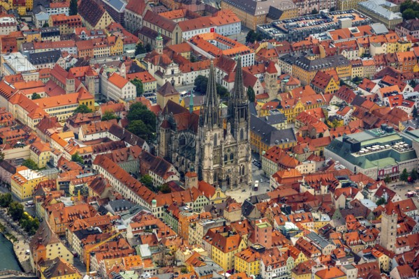 Regensburg Cathedral on Cathedral Square, Cathedral Church of St Peter, Regensburg, independent city in Eastern Bavaria, Bavaria, Germany, Europe, aerial view, bird's-eye view, aerial photography, aerial photography, overview, bird's-eye view