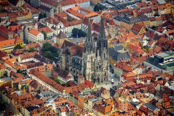 Regensburg Cathedral on Cathedral Square, Cathedral Church of St Peter, Regensburg, independent city in Eastern Bavaria, Bavaria, Germany, Europe, aerial view, bird's-eye view, aerial photography, aerial photography, overview, bird's-eye view