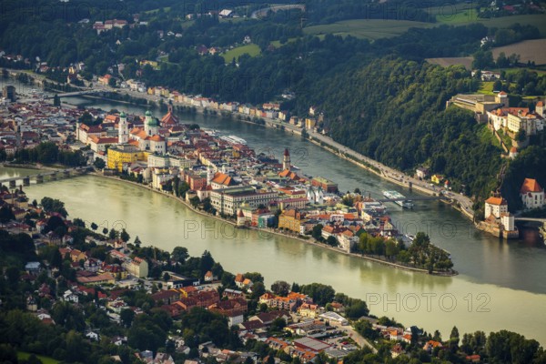 Old town of Passau with St. Stephen's Cathedral on the cathedral square as the seat of the Bishop of Passau, confluence of the three rivers Danube, Inn and Ilz, municipality of Freinberg, independent university town in the administrative district of Lower Bavaria in Eastern Bavaria, Upper Austria, Austria, Europe, aerial view, bird's-eye view, aerial photography, aerial photography, overview, bird's-eye view