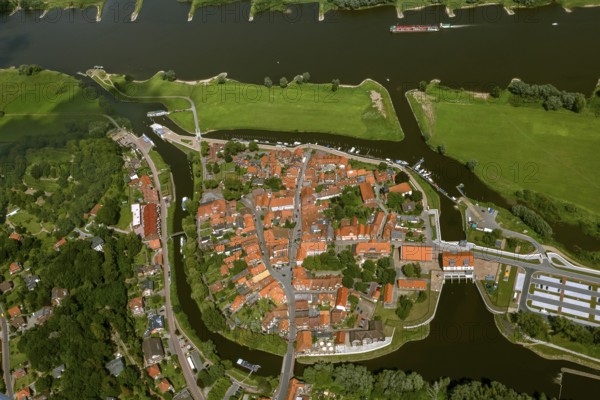 Old town of Hitzacker with the Jeetzel and Altjeetzel rivers, Elbe, Elbe banks, high water protection structures, lock, Hitzacker (Elbe), Lüchow-Dannenberg district, Elbtalaue, Elbe valley, Lower Saxony, Germany, Europe, aerial view, birds-eyes view, aerial photography, aerial photography, overview, bird's eye view
