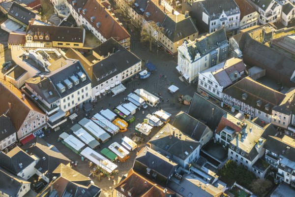 Aerial view, market day in the city centre of Unna, market on the old market, market place, Unna, Ruhr area, North Rhine-Westphalia, Germany, DE, Europe, birds-eyes view, aerial view, aerial photography, aerial photography, overview, bird's eye view