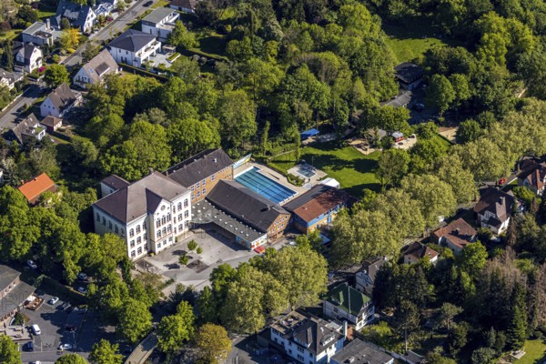 Aerial photo, Katharinenschule Unna, outdoor swimming pool Bornekamp, forest area, Unna, Ruhr area, North Rhine-Westphalia, Germany, education, educational institution, DE, Europe, outdoor swimming pool, primary school, teaching institute, aerial photo, aerial photography, aerial photography, school, swimming pool, swimming pool, overview, bird's eye view, birds-eyes view, overview