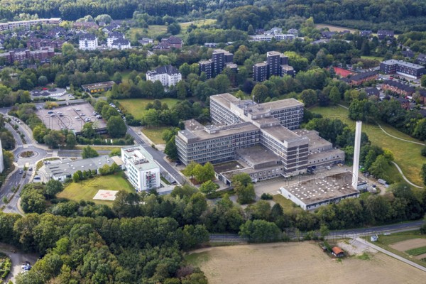 Aerial view, Helios Klinikum Niederberg, Losenburg, Velbert, Ruhr area, North Rhine-Westphalia, Germany, DE, Europe, healthcare, hospital, helipad, clinic, clinic centre, hospital, aerial photography, aerial photography, aerial photography, medical facility, medical assistance, emergency service, overview, bird's-eye view, birds-eyes view, onlyVelbert, overview, medical care, Velbert-Mitte