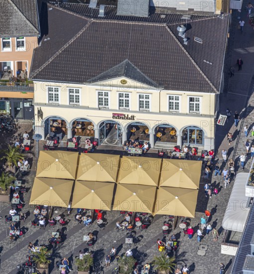 Aerial view, market place, Café Extrablatt Unna, outdoor catering, Unna, Ruhr area, North Rhine-Westphalia, Germany, distance rule, Corona measures, Corona virus, DE, shopping markets, shopping place, relaxation, Europe, leisure, leisure activities, leisure enjoyment, gastronomy, hygiene measures, aerial view, aerial photography, aerial photography, market stalls, pandemic fear, parasols, overview, bird's eye view, overview, Corona distance