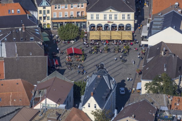 Aerial view, market square, Café Extrablatt Unna, outdoor catering, Unna, Ruhr area, North Rhine-Westphalia, Germany, distance rule, fountain, corona measures, corona virus, DE, shopping markets, shopping square, relaxation, Europe, leisure, leisure activities, leisure enjoyment, gastronomy, hygiene measures, aerial view, aerial photography, aerial photography, market stalls, pandemic fear, parasols, overview, bird's eye view, overview, corona distance