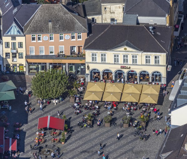 Aerial view, market square, Café Extrablatt Unna, outdoor catering, Unna, Ruhr area, North Rhine-Westphalia, Germany, distance rule, fountain, corona measures, corona virus, DE, shopping markets, shopping square, relaxation, Europe, leisure, leisure activities, leisure enjoyment, gastronomy, hygiene measures, aerial view, aerial photography, aerial photography, market stalls, pandemic fear, parasols, overview, bird's eye view, overview, corona distance
