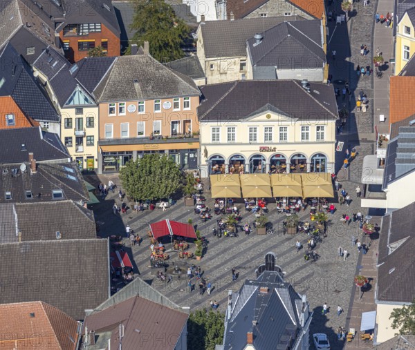 Aerial view, market square, Café Extrablatt Unna, outdoor catering, Unna, Ruhr area, North Rhine-Westphalia, Germany, distance rule, fountain, corona measures, corona virus, DE, shopping markets, shopping square, relaxation, Europe, leisure, leisure activities, leisure enjoyment, gastronomy, hygiene measures, aerial view, aerial photography, aerial photography, market stalls, pandemic fear, parasols, overview, bird's eye view, overview, corona distance