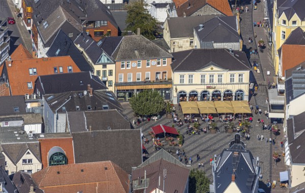 Aerial view, market place, Café Extrablatt Unna, Unna, Ruhr area, North Rhine-Westphalia, Germany, distance rule, fountain, corona measures, corona virus, DE, shopping markets, shopping centre, relaxation, Europe, leisure, leisure activities, leisure enjoyment, gastronomy, hygiene measures, aerial view, aerial photography, aerial photography, market stalls, pandemic fear, parasols, overview, bird's eye view, birds-eyes view, overview