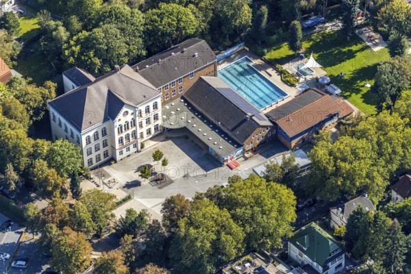 Aerial view, Katharinenschule Unna, Bornekampstraße, Freibad Bornekamp, Unna, Ruhr area, North Rhine-Westphalia, Germany, education, educational institution, bridge, DE, Europe, outdoor swimming pool, primary school, green trees, educational institute, aerial view, aerial photography, aerial photography, school, swimming pool, swimming pool, overview, bird's-eye view, overview