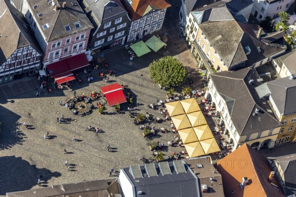 Aerial view, market place, Café Extrablatt Unna, Unna, Ruhr area, North Rhine-Westphalia, Germany, distance rule, fountain, corona measures, corona virus, DE, shopping markets, shopping centre, relaxation, Europe, leisure, leisure activities, leisure enjoyment, gastronomy, hygiene measures, aerial view, aerial photography, aerial photography, market stalls, pandemic fear, parasols, overview, bird's eye view, birds-eyes view, overview