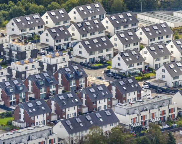 Aerial view, Winkelstraße housing estate, Oberstadt, Velbert, Ruhr area, North Rhine-Westphalia, Germany, DE, single-family homes, Europe, property tax, real estate, aerial view, aerial photography, aerial photography, terraced houses, overview, bird's-eye view, residential complex, living and living, residential area, residential buildings, quality of living, residential neighbourhood, housing estate, birds-eyes view, onlyVelbert, overview, semi-detached houses, residential property, building boom, Velbert-Mitte