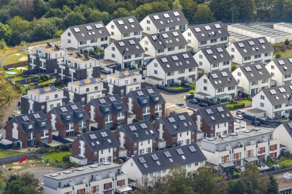 Aerial view, Winkelstraße housing estate, Oberstadt, Velbert, Ruhr area, North Rhine-Westphalia, Germany, DE, single-family homes, Europe, property tax, real estate, aerial view, aerial photography, aerial photography, terraced houses, overview, bird's-eye view, residential complex, living and living, residential area, residential buildings, quality of living, residential neighbourhood, housing estate, birds-eyes view, onlyVelbert, overview, semi-detached houses, residential property, building boom, Velbert-Mitte