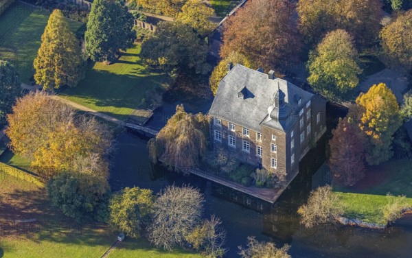 Aerial view, moated castle house flat, Möllen, Voerde, Ruhr area, North Rhine-Westphalia, Germany, castle, DE, Europe, fortress, Frankfurter Straße 433, moat, green trees, manor house, manor house, landscape park, aerial photograph, aerial photography, aerial photography, Lower Rhine, castle, sight, overview, bird's eye view, wooded area, moated castle, moated castle, birds-eyes view, historical, historical mill, historical sight, overview