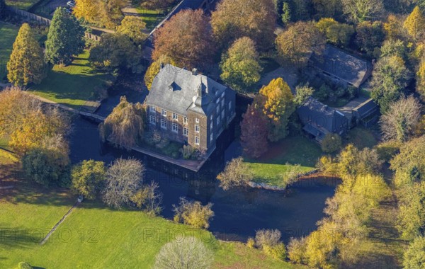 Aerial view, moated castle house flat, Möllen, Voerde, Ruhr area, North Rhine-Westphalia, Germany, castle, DE, Europe, fortress, Frankfurter Straße 433, moat, green trees, manor house, manor house, landscape park, aerial photograph, aerial photography, aerial photography, Lower Rhine, castle, sight, overview, bird's eye view, wooded area, moated castle, moated castle, birds-eyes view, historical, historical mill, historical sight, overview